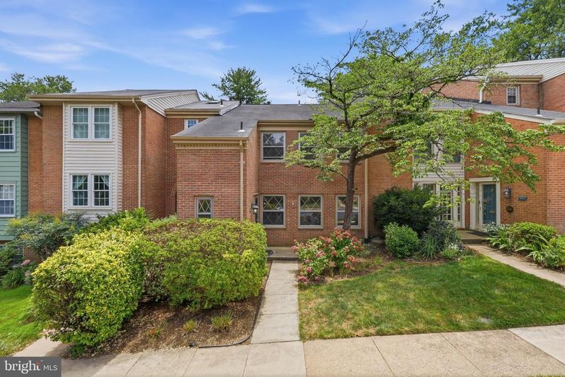 2007 Hopewood Dr, Falls Church, VA 22043
