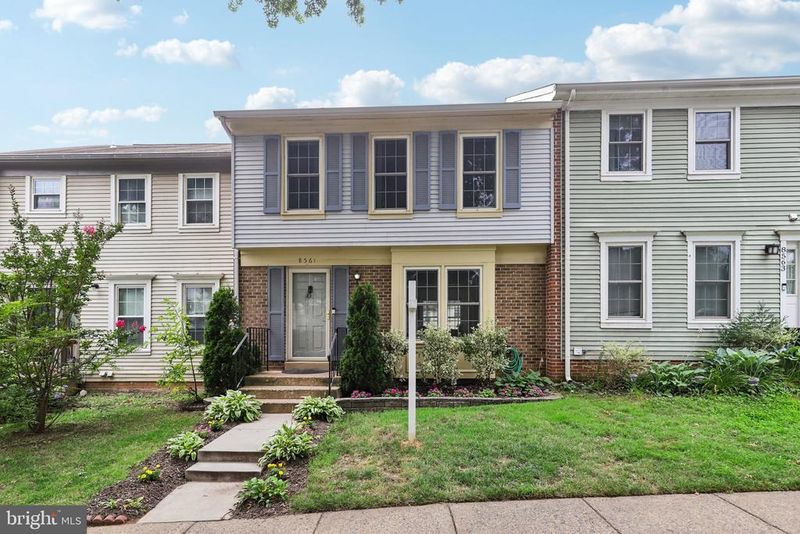 8561 Dellway Ln, Vienna, VA 22180