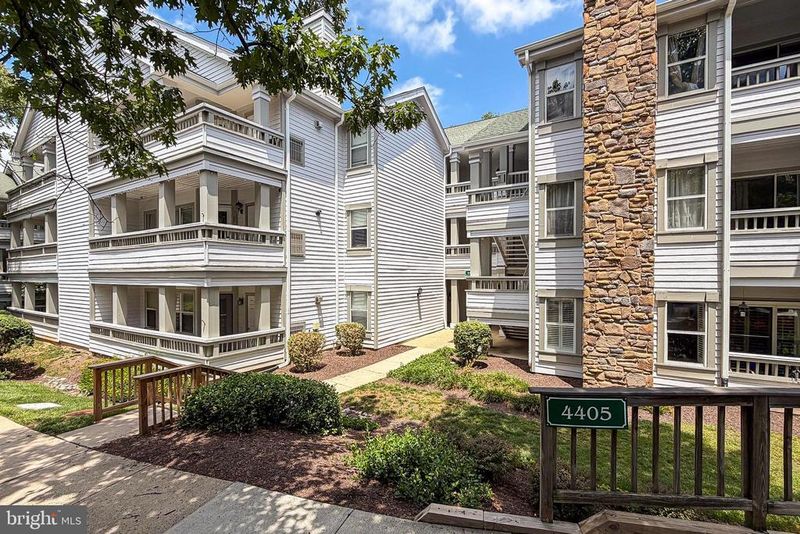 4405 Sedgehurst Dr #202, Fairfax, VA 22033