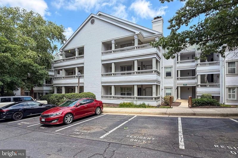 4405 Sedgehurst Dr #202, Fairfax, VA 22033