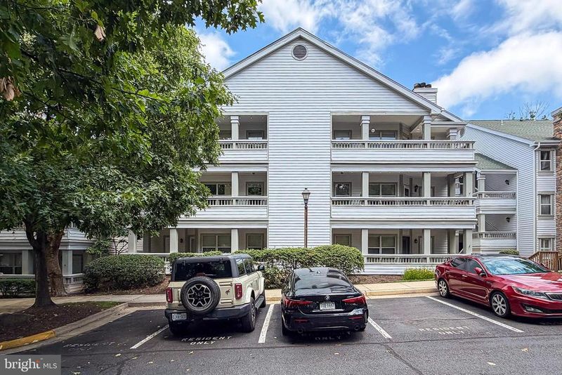 4405 Sedgehurst Dr #202, Fairfax, VA 22033