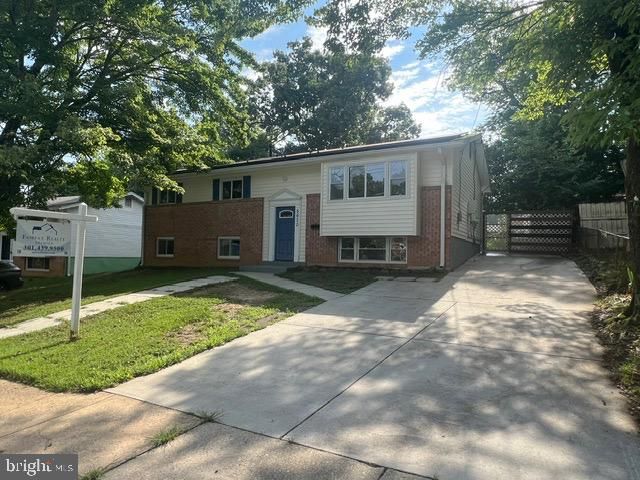 5620 Galloway Dr, Oxon Hill, MD 20745
