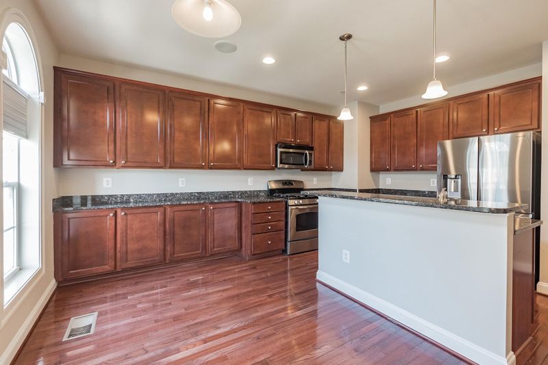 513 Girard St, Gaithersburg, MD 20877