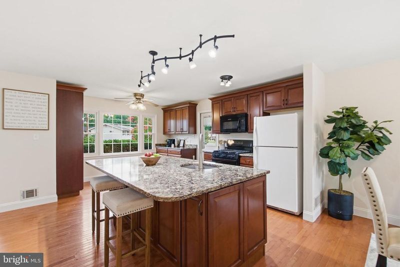 5906 King James Dr, Alexandria, VA 22310