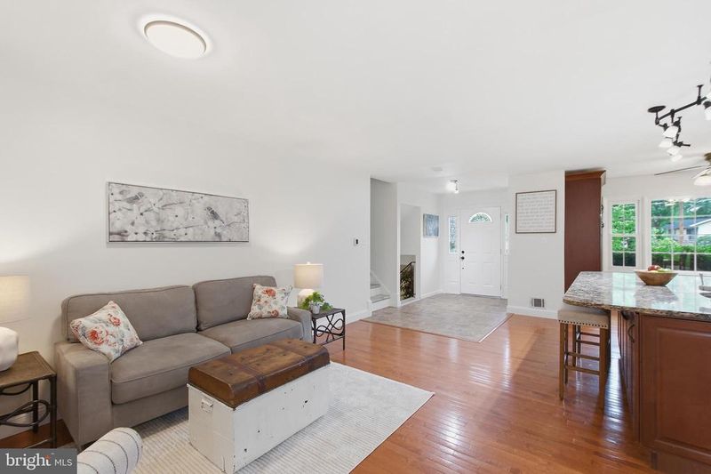 5906 King James Dr, Alexandria, VA 22310