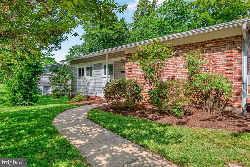 14407 Briarwood Ter, Rockville, MD 20853