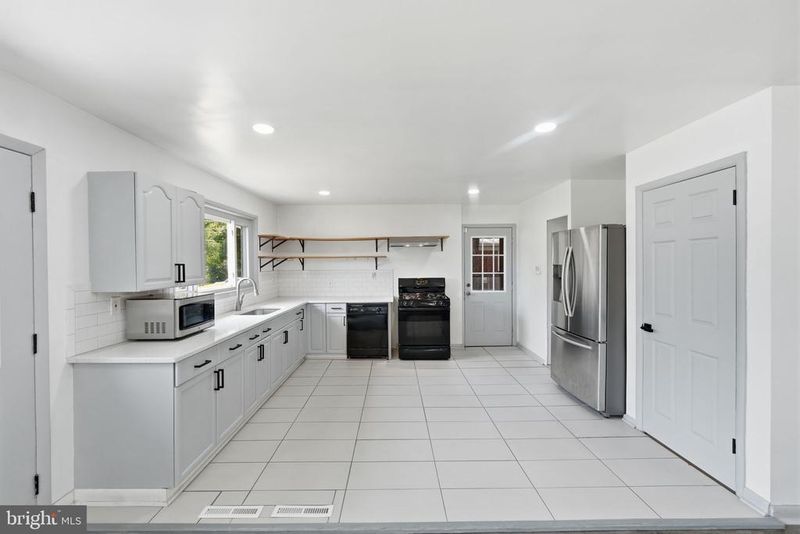 235 S Jenkins St, Alexandria, VA 22304