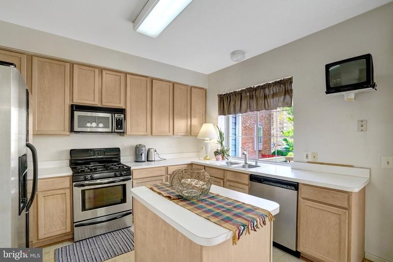 5126 Beauregard St, Alexandria, VA 22312