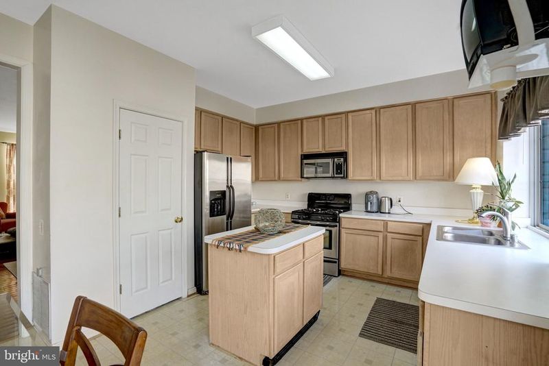 5126 Beauregard St, Alexandria, VA 22312