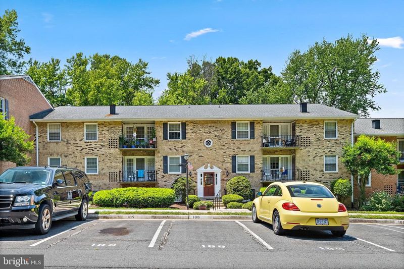 3860 Lyndhurst Dr #101, Fairfax, VA 22031