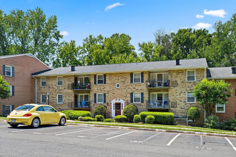 3860 Lyndhurst Dr #101, Fairfax, VA 22031