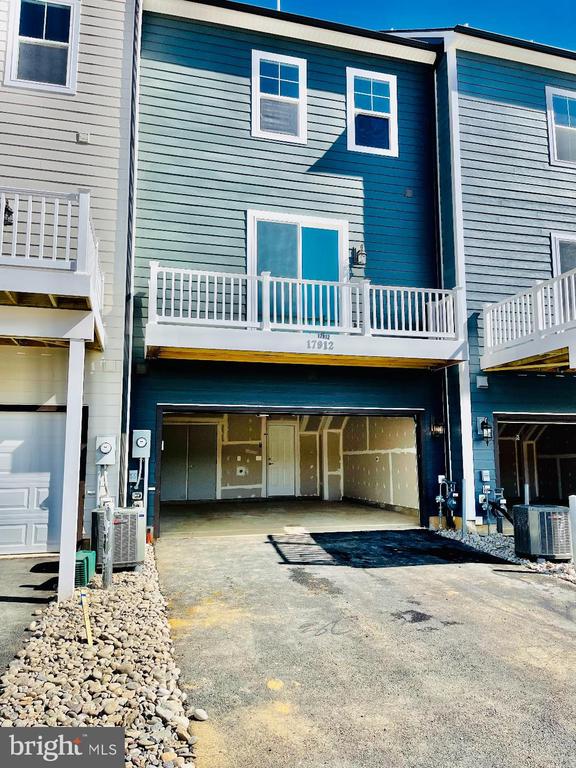 17912 Woods Overlook Dr, Dumfries, VA 22026