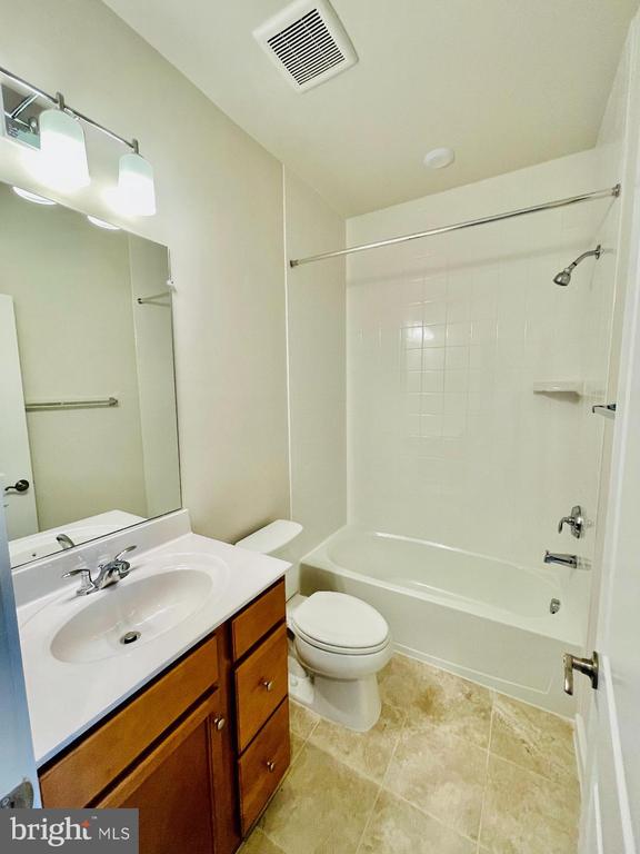 17912 Woods Overlook Dr, Dumfries, VA 22026