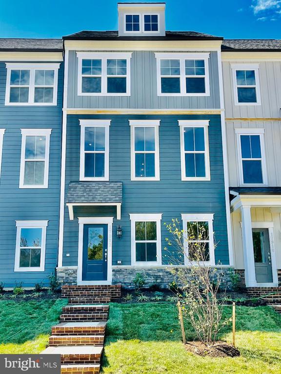 17912 Woods Overlook Dr, Dumfries, VA 22026