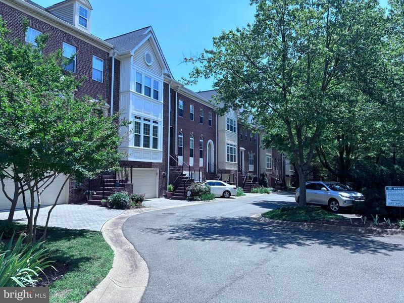 214 Halpine Walk Ct, Rockville, MD 20851