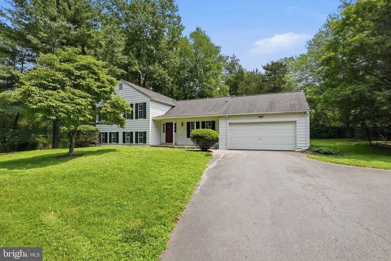 3103 Honda Rd, Oakton, VA 22124