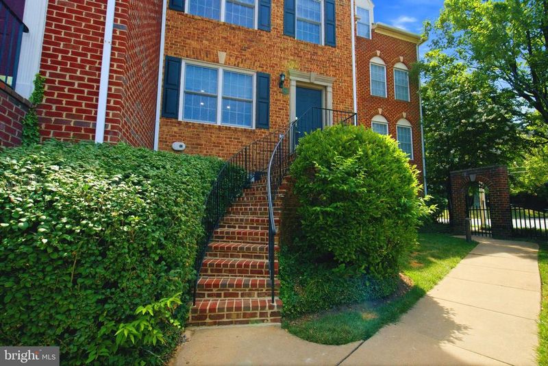 2402 N Greenbrier Ct, Arlington, VA 22207
