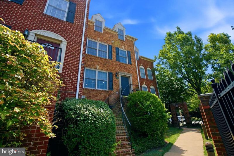 2402 N Greenbrier Ct, Arlington, VA 22207