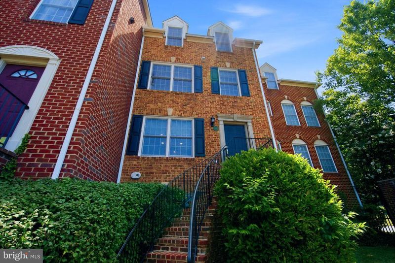 2402 N Greenbrier Ct, Arlington, VA 22207
