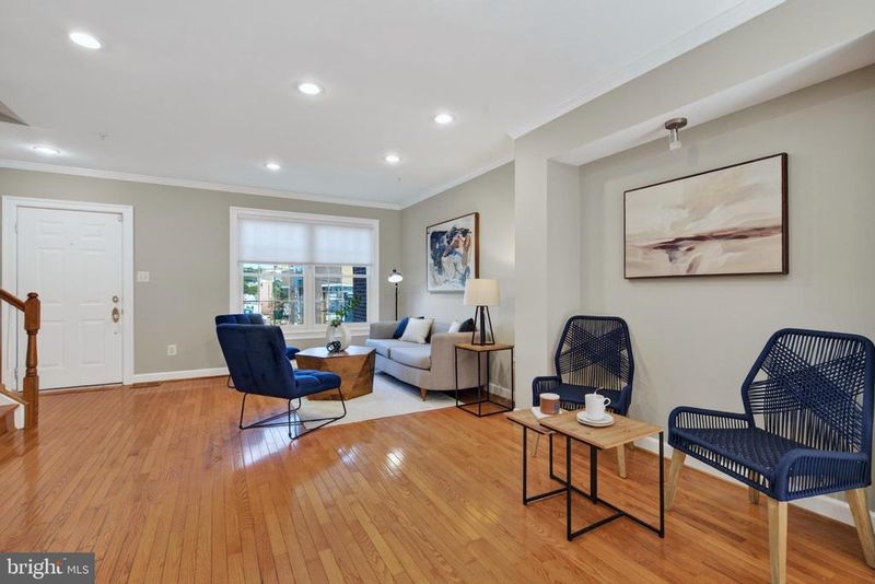 2402 N Greenbrier Ct, Arlington, VA 22207