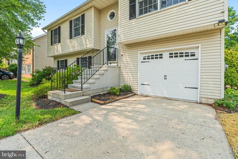 1015 Cheryls Ct, Frederick, MD 21703