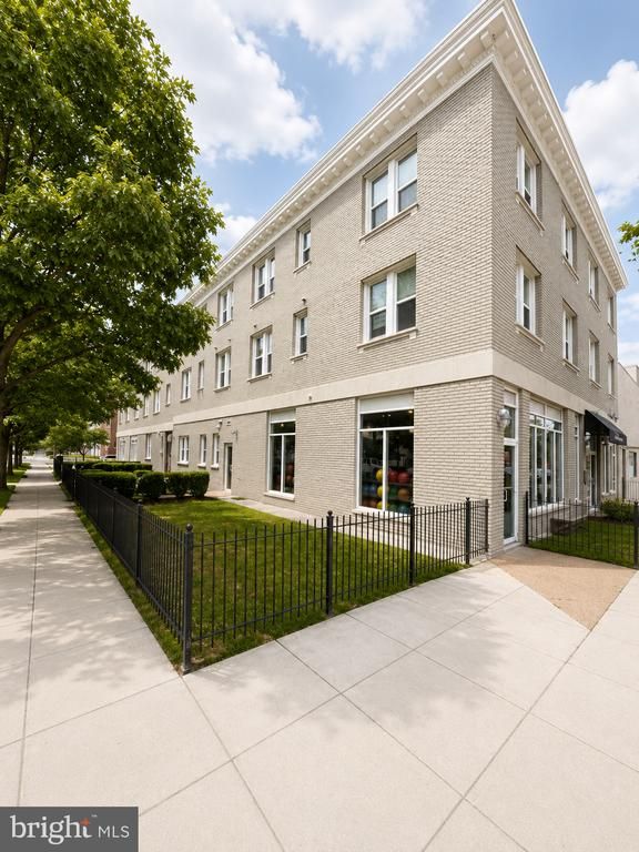 1352 Longfellow St NW #206, Washington, DC 20011