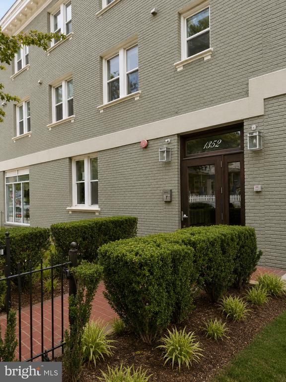1352 Longfellow St NW #206, Washington, DC 20011
