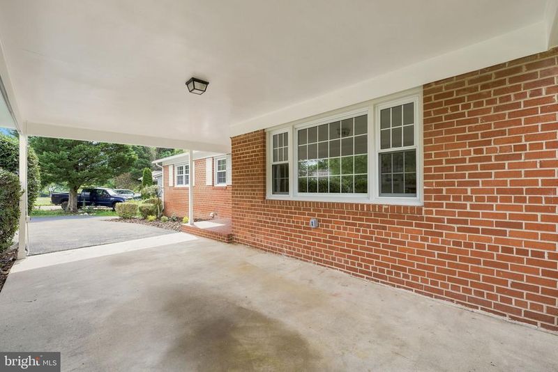6922 Sydenstricker Rd, Springfield, VA 22152