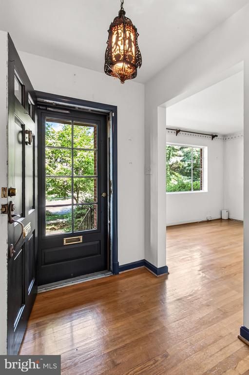 3159 Patrick Henry Dr, Falls Church, VA 22044