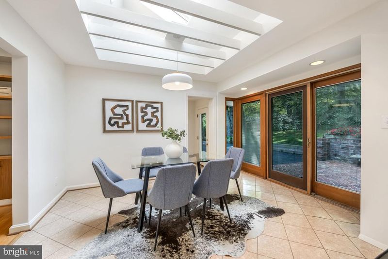 6501 Lakeview Dr, Falls Church, VA 22041