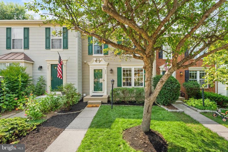 203 Shirley Sq SE, Leesburg, VA 20175