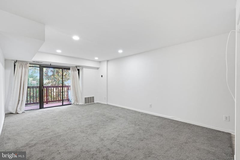 55 Skyhill Rd #202, Alexandria, VA 22314