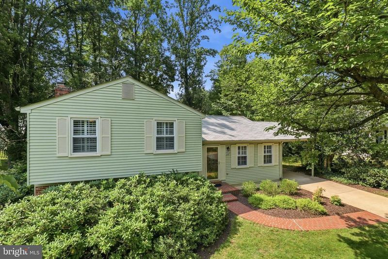 9303 Burnetta Dr, Fairfax, VA 22032