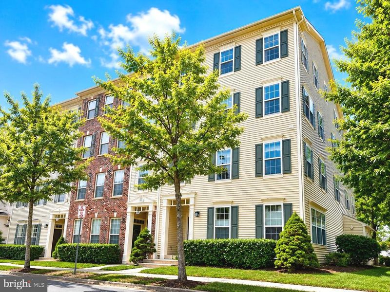 15 Swanton Ln #200, Gaithersburg, MD 20878