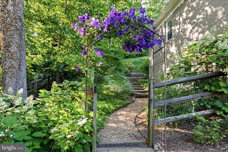 1702 Mason Hill Dr, Alexandria, VA 22307