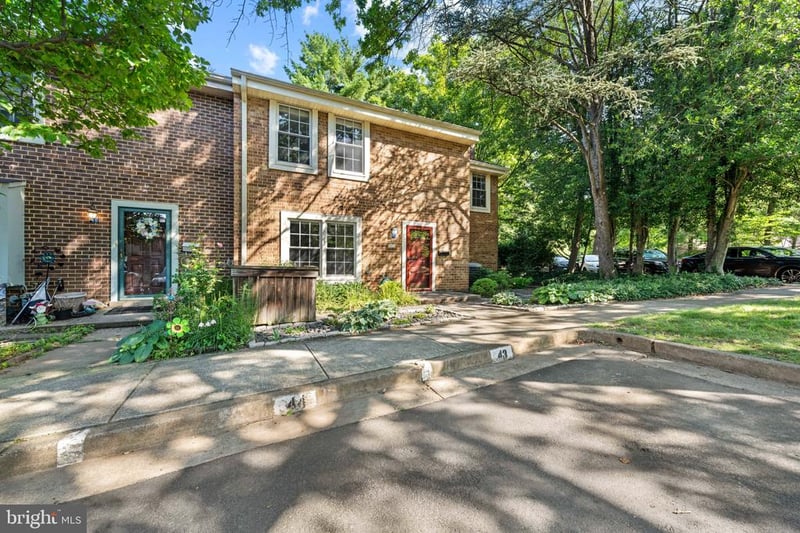2172 Golf Course Dr, Reston, VA 20191