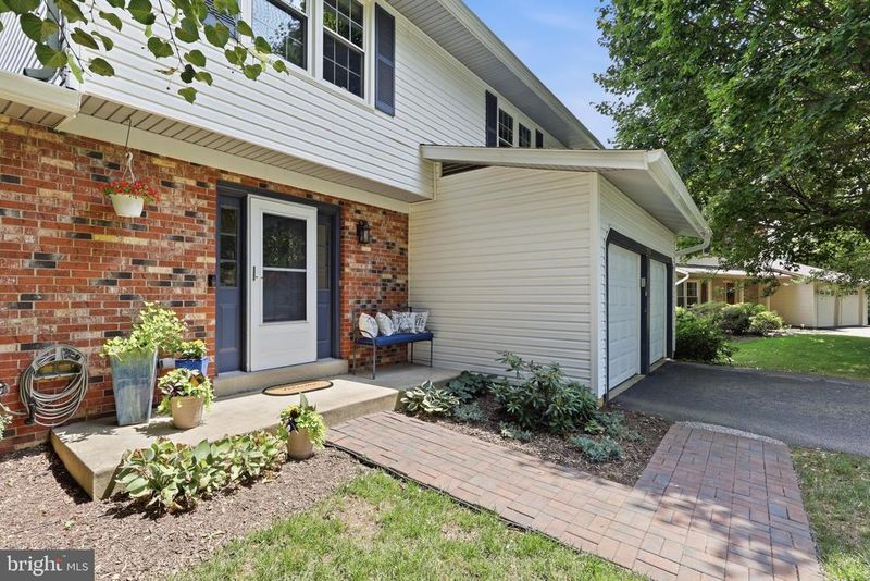 9825 Wolcott Dr, Burke, VA 22015