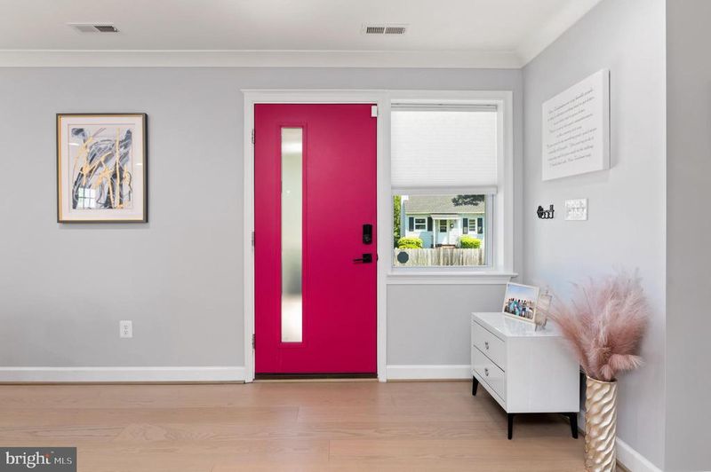 6632 Clearview Dr, Falls Church, VA 22042