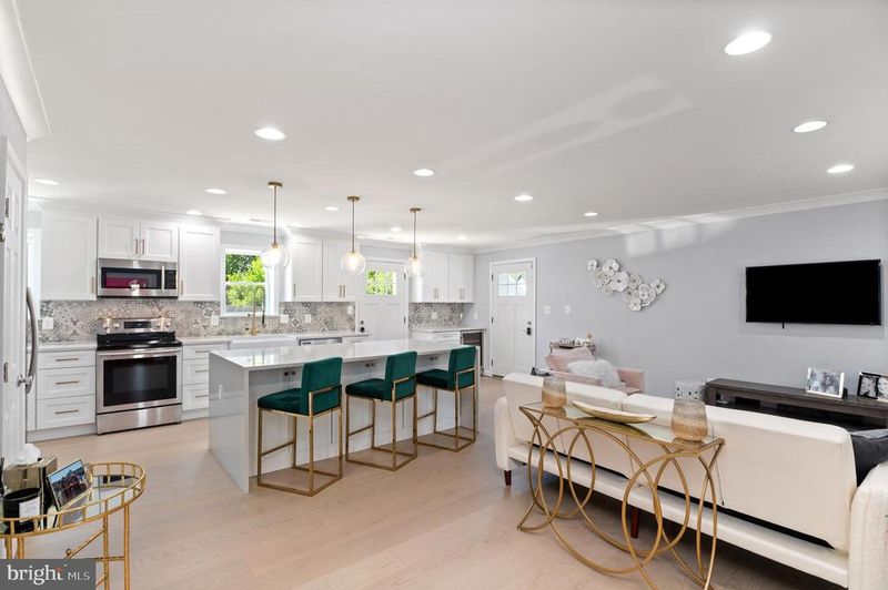 6632 Clearview Dr, Falls Church, VA 22042