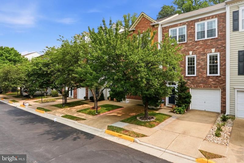 5439 Summer Leaf Ln, Alexandria, VA 22312