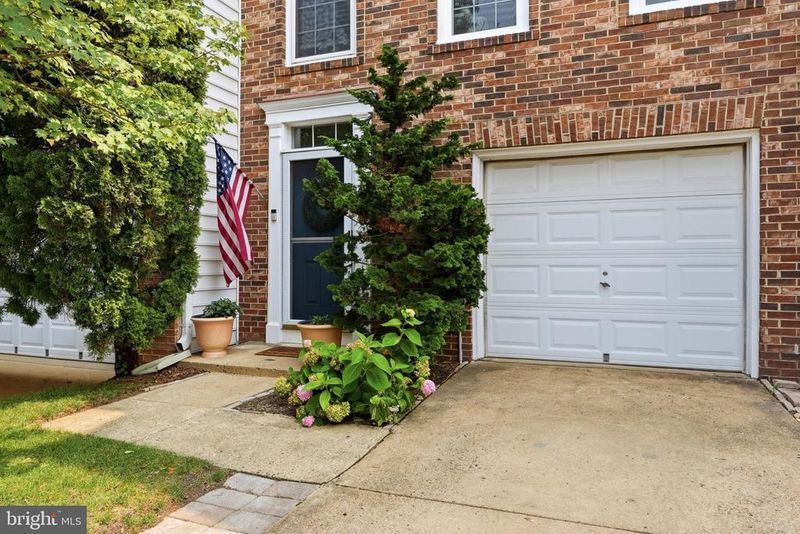 5439 Summer Leaf Ln, Alexandria, VA 22312