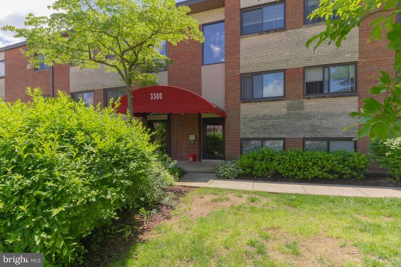 3300 S 28th St #301, Alexandria, VA 22302