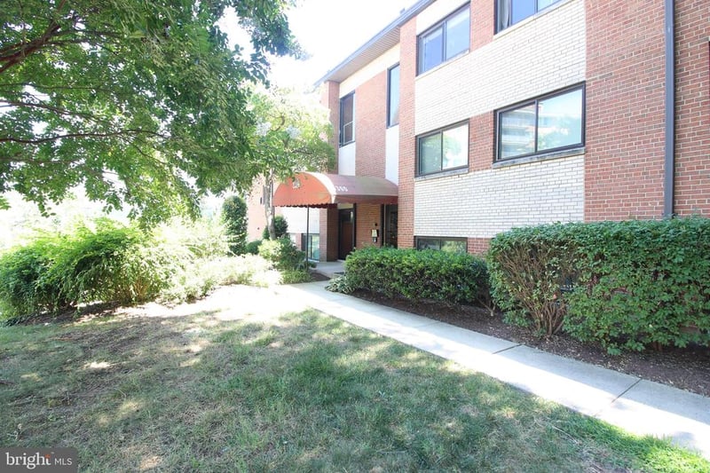 3300 S 28th St #301, Alexandria, VA 22302