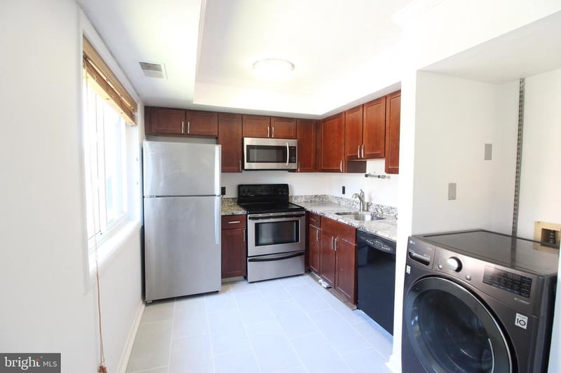 3300 S 28th St #301, Alexandria, VA 22302