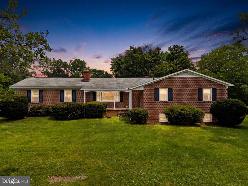 3 S Hughes St, Hamilton, VA 20158