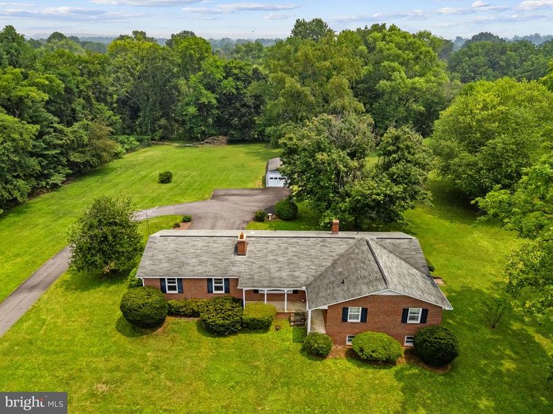 3 S Hughes St, Hamilton, VA 20158