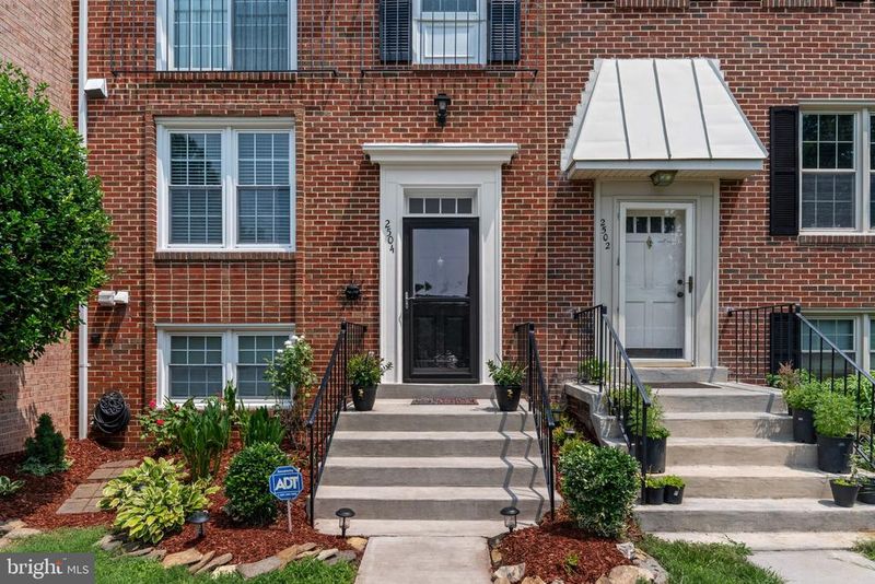 2504 Windbreak Dr, Alexandria, VA 22306