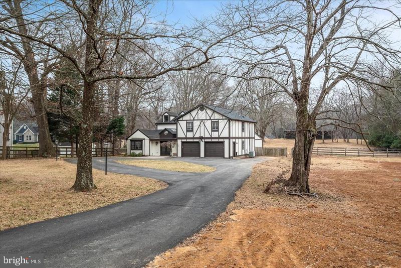 9036 Jeffery Rd, Great Falls, VA 22066