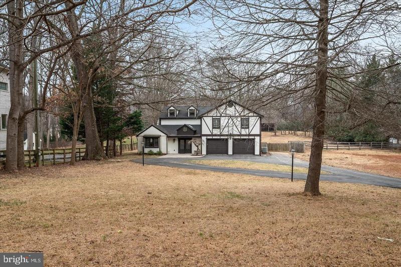 9036 Jeffery Rd, Great Falls, VA 22066