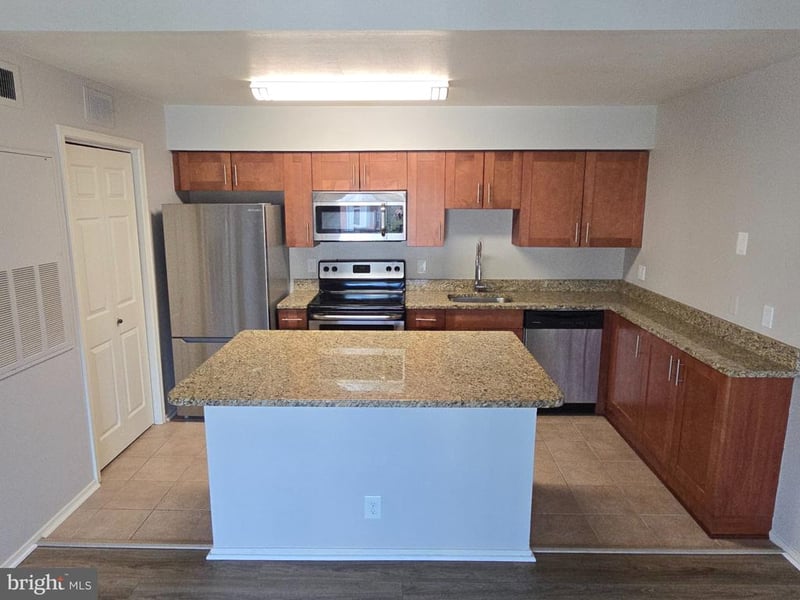 3306 Wyndham Cir #328, Alexandria, VA 22302